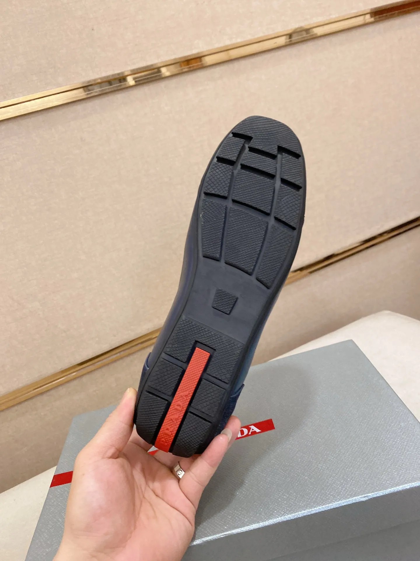 Men's shoes 💰 480💰 ✔️✔️✔️Top high version High-quality new PRADA (Prada) counters are launched at the same time. The new men's shoes and 😘fabrics are purely handmade in Niujing. Lining: Full cowhide lining. 👍🏿High-end☄️Open-molded non-slip rubber outsole, exquisite lines, simple and elegant, comfortable and high-end for leisure travel. Code number: 38-44. Can be customized45